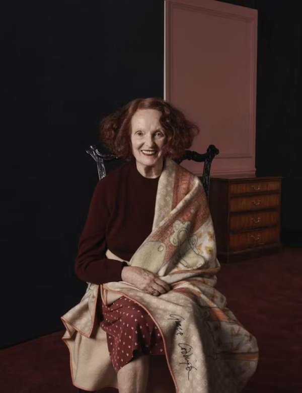 全智股配 她18岁成名，26岁惨遭毁容，70多岁却能和LV联名：人生没有白走的路！